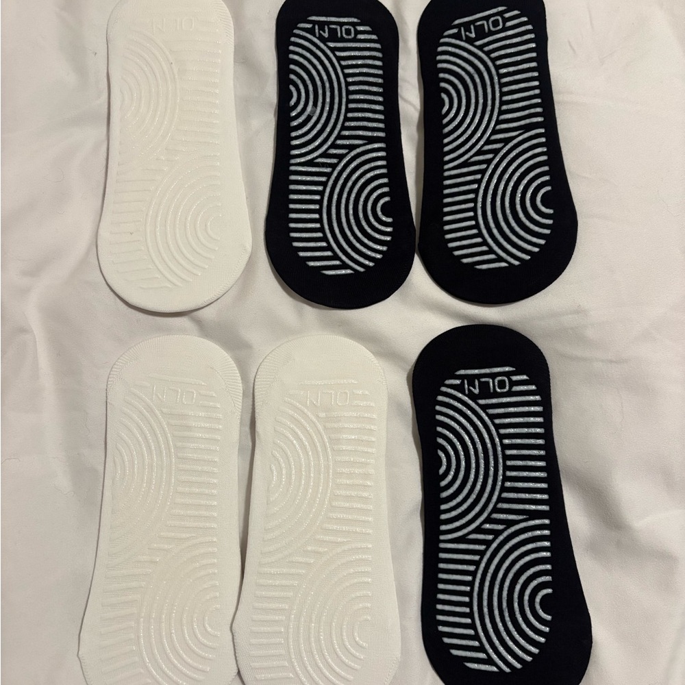 Black and White No-Show Ankle Pilates socks with grip